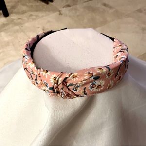 New! Salmon Daisy Floral Fabric Twist Knot Holiday Headband,
Very pretty and fun